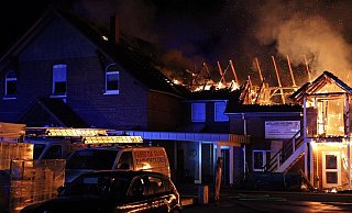 In Minden ist eine Dachdeckerei den Flammen zum Opfer gefallen. - Christian Bendig