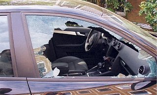 Gleich fünf Fahrzeugen hatte der verhaftete Verdächtige die Seitenscheiben eingeschlagen, bevor die Polizei in erwischen konnte. - Polizei