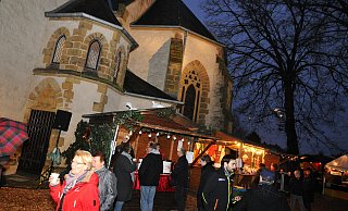 Heimelige Atmosphäre: Beim Spenger Weihnachtsmarkt sind kleine, liebevoll dekorierte Hütten rund um die St. Martinskirche angeordnet. - Stefanie Boss