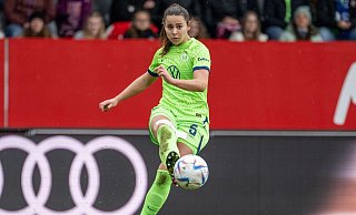 Lena Oberdorf brachte den VfL Wolfsburg in Freiburg in Führung. - Christian Kolbert/dpa