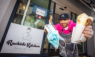 Rachid Radou (39) stört der viele Müll durch die Maskenpflicht. Mit einer Aktion will er die Stadt von den getragenen Gesichtslappen befreien. - Mike-Dennis Müller / www.mdm.photo