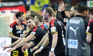 Die deutsche Nationalmannschaft um Johannes Golla (l) begeistert die Fans mit ihrem Auftreten. - Jan Woitas/dpa