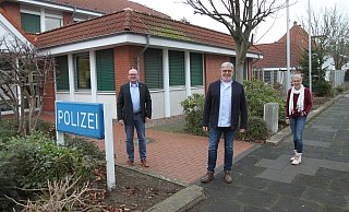 Oliver Thamm (l.) ist neuer Seniorenberater im Kommissariat Vorbeugung der Kreispolizei, er übernimmt die Aufgabe von Michael Wehrmann (Mitte), der in Pension geht. Rechts im Bild die kommissarische Leiterin des Kommissariats, Birgti Thinnes. - Nicole Bliesener