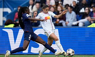 Lyon um Delphine Cascarino (r.) setzt sich im französischen CL-Halbfinale durch. - Thibault Camus/AP/dpa