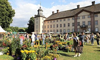 Die Gärten rund ums Schloss Corvey sind immer gern genutzt für Gartenfeste. - Simone Flörke Die Gärten rund ums Schloss Corvey sind immer gern genutzt für Gartenfeste. - Simone Flörke