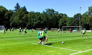 Fußball bei 36 Grad: die Spieler des Regionalligisten SV Rödinghausen müssen derzeit im Trainingslager schwitzen. - SVR Fußball bei 36 Grad: die Spieler des Regionalligisten SV Rödinghausen müssen derzeit im Trainingslager schwitzen. - SVR