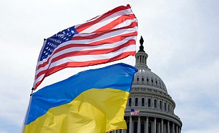 Die US-amerikanische und die ukrainische Flagge wehen vor dem Kapitol in Washington. Der US-Senat hat Kriegshilfen für die Ukraine in Höhe von rund 61 Milliarden US-Dollar gebilligt. - Mariam Zuhaib/AP/dpa