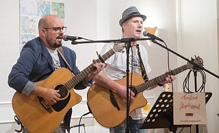 Das Duo "Walk Walk" aus Vlotho covert Songs aus den 1980ern oder frühen 1990ern von "Joy Division" über Kate Bush bis Nirvana, die im Doppel-Gitarrensound vertraut und neu zugleich klingen. - Ralf Bittner