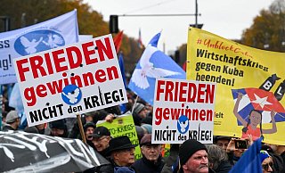 Tausende Menschen haben am Samstag in Berlin für den Frieden demonstriert. - Soeren Stache/dpa