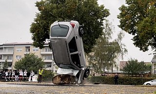 Das Auto fällt aus zehn Metern Höhe auf einen Baumstamm. - Polizei Höxter