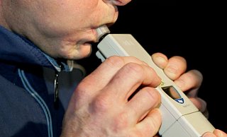 Ein LKW-Fahrer war bei Warburg vermutlich stark alkoholisiert unterwegs. - picture-alliance/ dpa/dpaweb
