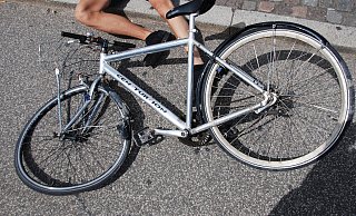 Symbolbild: Eine Person liegt auf dem Gehweg neben seinem kaputten Fahrrad. - Symbolbild Pixabay