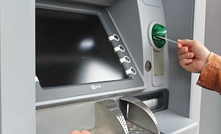 Auch an Geldautomaten und bei Kartenzahlungen kann es für Kunden der Sparkasse Paderborn-Detmold zu Störungen kommen. - (Symbolbild) Pixabay