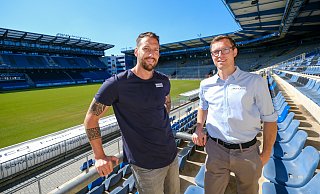 An die Arbeit: Mitch Kniat (l.) und Michael Mutzel sind das Duo für den Arminia-Neuaufbau. Trainer und Sportchef saßen schon am Dienstag bis tief in die Nacht zusammen und tüftelten am Kader der Zukunft. - Andreas Zobe