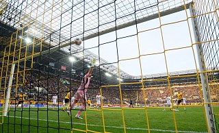 Alexander Rossipal (Dynamo Dresden, r) trifft zum 1:0. - Robert Michael/dpa