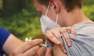 Die Stadt will in den kommenden Wochen möglichst viele Jugendliche impfen. Das empört offenbar manche Eltern. - David Young