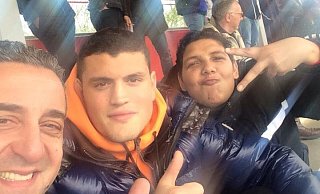 Ein Selfie fürs Familienalbum: Wandis Kermos’ Freund Panagiotis Tsingos knipst sich, den ehemaligen Bundesliga-Star Kyriakos „Papa“ Papadopoulos und Wandis Kermos (v. l.) im Jugendstadion von Bayer Leverkusen. - privat