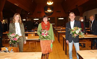 Bürgermeisterin Ute Dülfer freut sich über die Wahl ihrer Stellvertreter. Martina Wolf-Sedlatschek (Grüne) rückt vom zweiten auf den ersten Vertreterposten. Albert Günther (CDU) ist neuer 2. stellvertretender Bürgermeister (v.l.). - Regina Brucksch