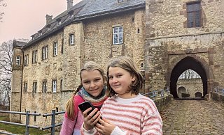 Die Spieletesterinnen Lena Rehermann und Lotta Gaidzik sind von der App, die sie rund um die Burg in Bad Driburg-Dringenberg führt, begeistert. - Burkhard Battran