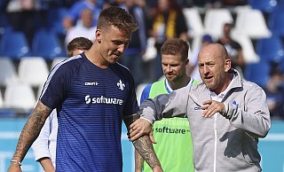 Darmstadt-Coach Torsten Lieberknecht setzt auch beim Gastspiel in Paderborn auf die Torjäger-Qualitäten des Ex-Paderborns Phillip Tietz (l.). - picture alliance / HMB Media/Claus