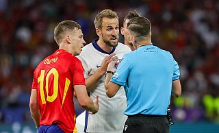 Spaniens Dani Olmo (l) und Englands Harry Kane schossen jeweils drei Treffer. - Christian Charisius/dpa