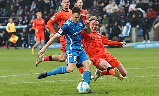 Felix Götze (r.) blockt in der Nachspielzeit einen Schuss von FCM-Stürmer Martijn Kaars. Allerdings verletzt sich der SCP-Abwehrchef bei dieser spektakulären Rettungsaktion. - Imago Images
