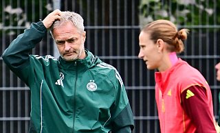 Was tun in der Torfrau-Frage? DFB-Trainer Christian Wück (l.) und Stammkeeperin Ann-Katrin Berger. - Sebastian Christoph Gollnow/dpa Was tun in der Torfrau-Frage? DFB-Trainer Christian Wück (l.) und Stammkeeperin Ann-Katrin Berger. - Sebastian Christoph Gollnow/dpa
