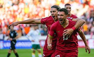 Serbiens Milos Veljkovic (r) jubelt über seinen Treffer zur 1:0-Führung. - Darko Vojinovic/AP