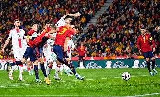 Spaniens Robin Le Normand (M) erzielt den Treffer zum 1:0. - Manu Fernandez/AP