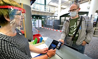 Selbstversuch: Bibliotheksmitarbeiterin Katja Tredel-Bauch scannt den QR-Code von NW-Redakteur Matthias Gans ein. - Andreas Frücht