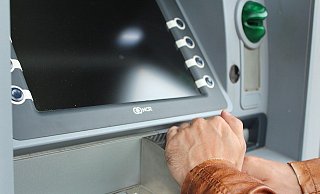 Ein Unbekannter soll Geld von einem fremden Konto abgehoben haben. - (Symbolbild): Pixabay