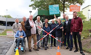 Claudia Raukohl (v.l.) mit Sohn Vincent Raukohl, Ingo Ellermann, Hans-Ulrich Mönkemeyer, Clemens Niemann, Harald Korten, David Lakemeier, Gerd Büntzly, Heidi Hetz, Gotthard Korella, Manfred Mohning und Philipp Kosok sehen an der Bushaltestelle Nachholbedarf. - David Knapp