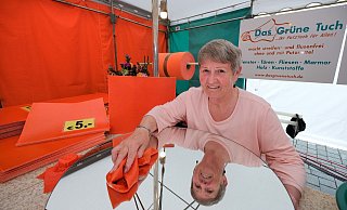 Blitzblank: Petra Wiedig ist Sprecherin der Marktbeschicker und verkauft das "Grüne Tuch", das allerdings orangefarben ist. Früher war es mal grün. - Andreas Zobe