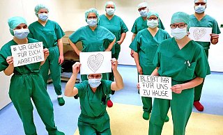 Bleibt zu Hause: Das Team der Mühlenkreiskliniken wendet sich mit einer Botschaft an die Bürger im Mühlenkreis: „Wir gehen für Euch zur Arbeit, bleibt ihr für uns Zuhause", fordern sie.  - Mühlenkreiskliniken