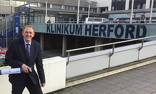 Peter Hutmacher, Vorstand des Klinikums, vor dessen Haupteingang. - Corina Lass