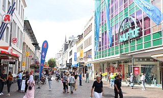 Verkaufsoffene Sonntage sollen dem Einzelhandel wie hier in der Paderborner Westernstraße helfen. - Holger Kosbab
