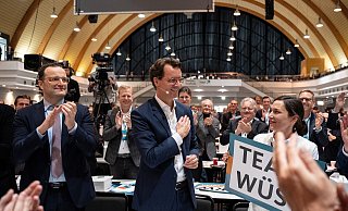 Hendrik Wüst, designierter neuer Landesvorsitzender nimmt nach seiner Rede auf dem Landesparteitag den Applaus der Delegierten entgegen. - picture alliance/dpa