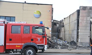 Beim Unternehmen Bestpool in Steinhagen im Kreis Gütersloh waren Chlor-Tabletten in Flammen aufgegangen. Das dabei entstandene Gemisch hat sich in der Umgebung abgesetzt und ist ätzend. - Frank Jasper