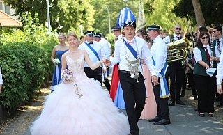 Einzigartige Robe: Marc Oppermann und seine Königin Sabrina Döhne hätten am Sonntag zu ihrem Auftritt mehr Schaulustige verdient. Das Königinnenkleid stand der jungen Majestät ausgezeichnet. Aufgrund der extremen Temperaturen schauten weniger Gäste beim Festumzug am Fuß des Desenbergs zu. - Anna-Lena Ryczek