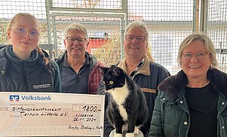 Anlässlich der Beerdigung von Helga Döding, einer großen Tierfreundin, übereichten ihre Kinder Wilfried Döding 2. v. r.), Jürgen Döding und Ingrid Pralle (r.) an Tierpflegerin Neela von den Benken eine Geldspende von 1.800 Euro für das Tierheim. Mit auf dem Foto ist Katze "Milli" (6 Monate). Sie gehört zu den rund 50 Katzen, die vermittelt werden können und ein liebes Zuhause suchen. - Kirsten Tirre