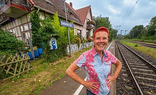 Raphaela Kula vor ihrem Wohnhaus, dem Ostbahnhof. Stündlich halten hier Nahverkehrszüge, aber nur wenige Passanten steigen ein oder aus und schauen in ihre Fenster oder auf ihre Terrasse. - Andreas Zobe