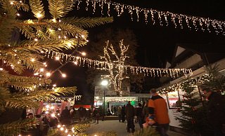 Auch wenn es in diesem Jahr keinen Weihnachtsmarkt gibt, sollen Lichterketten für weihnachtliche Stimmung auf dem Höxteraner Marktplatz sorgen. - Archiv/David Schellenberg