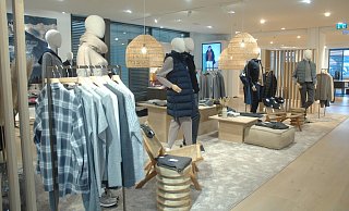 Gemütliche Lounge Wear für den Herbst/Winter 2021 zeigt Brax jetzt im Thema "Smart Lounge", das voraussichtlich ab September in die Geschäfte kommt. Besonders gut geeignet ist diese Mode für Sie und Ihn auch im Homeoffice. - Natalie Gottwald