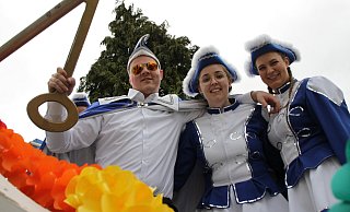 Prinz Fabian Arendes und die Funkenmariechen. - Dieter Scholz