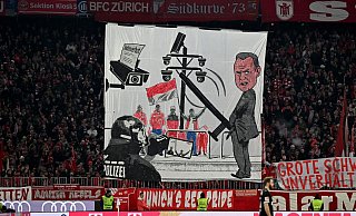 Die Bayern-Fans präsentierten aus Protest eine Karikatur von Hamburgs Innensenator Andy Grote. - Sven Hoppe/dpa
