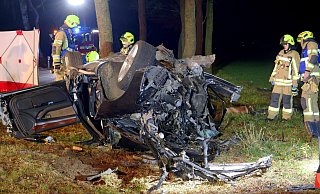 Der Audi aus dem Kreis Gütersloh ist bei dem Unfall auf der K61 nahe Delbrück an einem Straßenbaum zerschellt. - Ralph Meyer