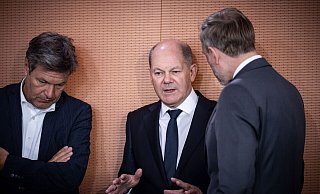 Kanzler Olaf Scholz (M) spricht mit Finanzminister Christian Lindner (r) und Wirtschaftsminister Robert Habeck. - Michael Kappeler/dpa/Archiv