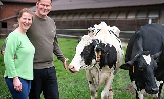 Das Landwirtspaar Andreas und Dennis Strothlüke und ihre Kühe, bekannt aus der TV-Sendung "Land und Lecker", laden am 18. Mai zum Hoffest ein. - Andreas Frücht