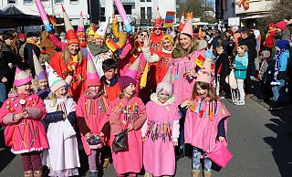 Beim Kinderzug am Karnevalssonntag gab es viele bunte und kreative Gruppenkostüme zu bestaunen. Mehr dazu in der Fotostrecke. - Regina Brucksch