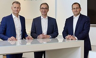 Die Geschäftsführer Rolf Thöne (v.l.), Frank Remy und David Bannas blicken trotz schwieriger Marktbedingungen verhalten optimistisch nach vorne. - Simonswerk/Andreas Teichmann